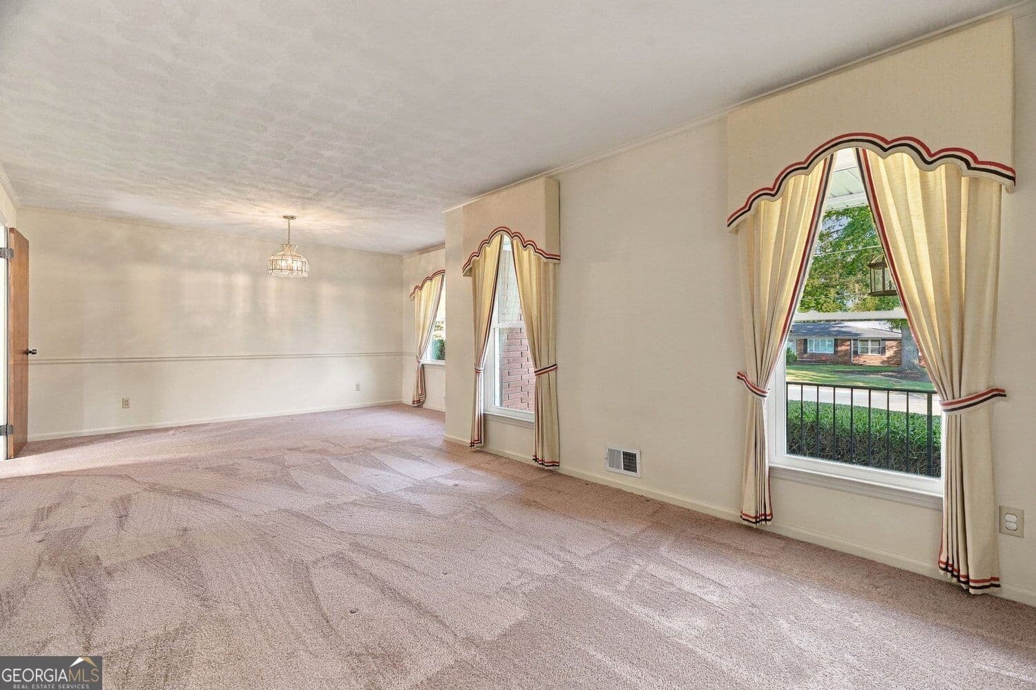 3 bedroom, 2 bathroom, 2,500 sq ft single family residence for sale at 1870 Sierra Drive, Marietta, GA 30062 — photo 5