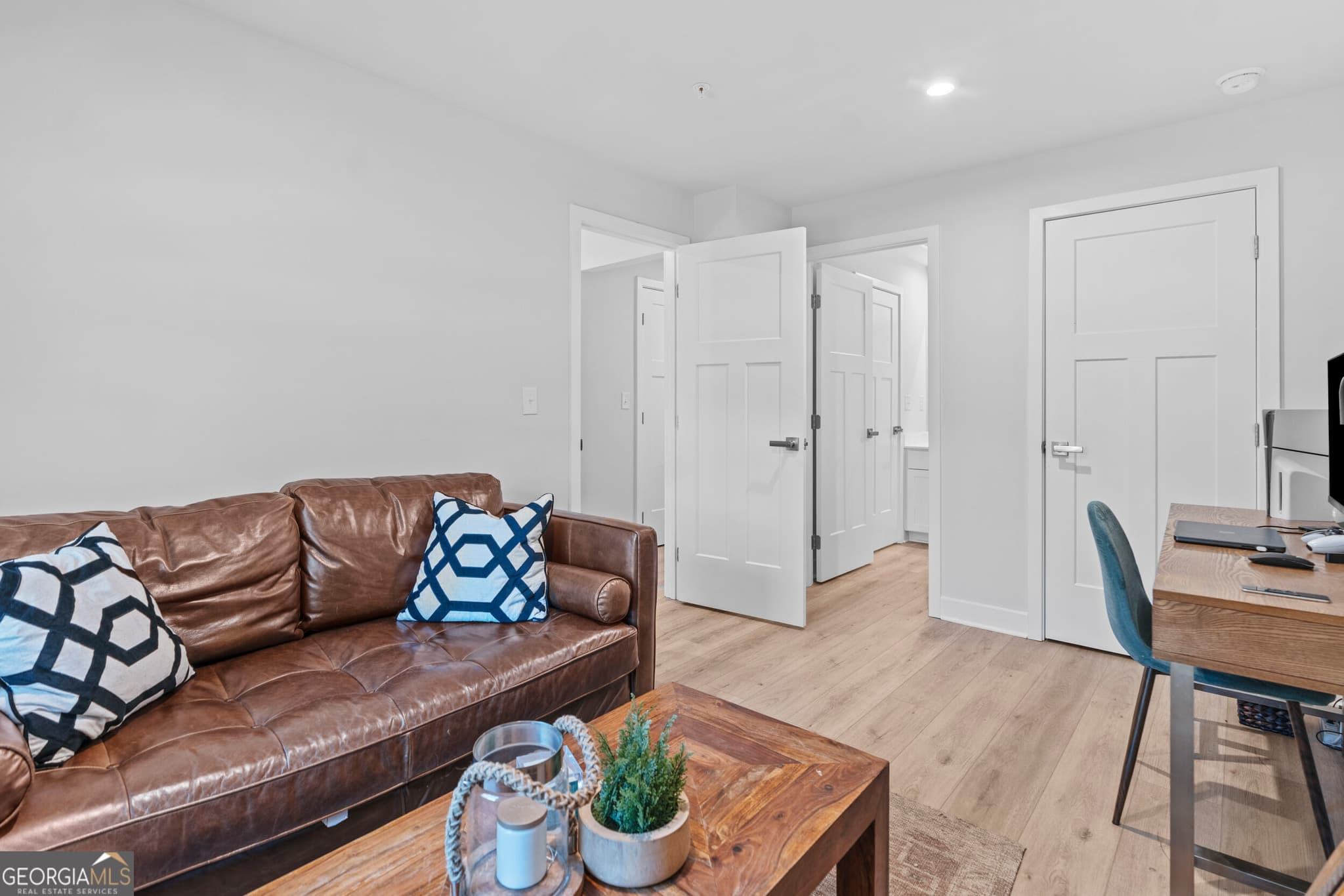 4 bedroom, 3.5 bathroom, 2,135 sq ft townhouse for sale at 205 Climbing Ivy Circle, Fayetteville, GA 30214 — photo 4