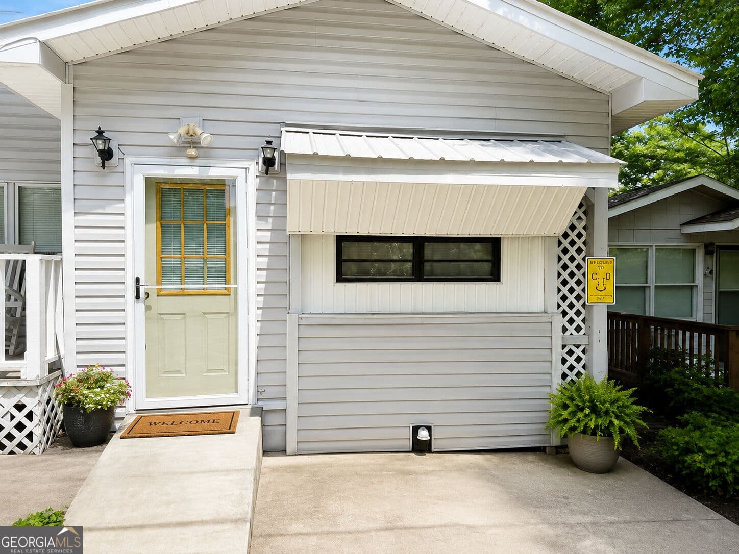 2 bedroom, 2 bathroom, 723 sq ft cabin,manufactured home,single family residence for sale at 18 Candy Land Drive, Cleveland, GA 30528 — photo 2