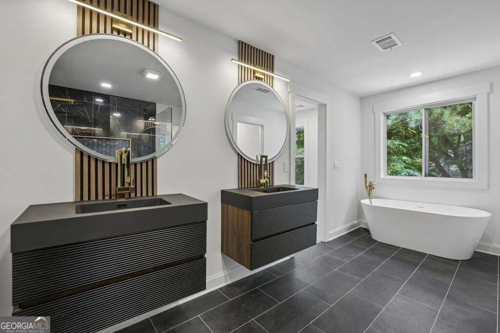 5 bedroom, 4 bathroom, 3,000 sq ft single family residence for sale at 1755 Emerald Avenue, Atlanta, GA 30310 — photo 5