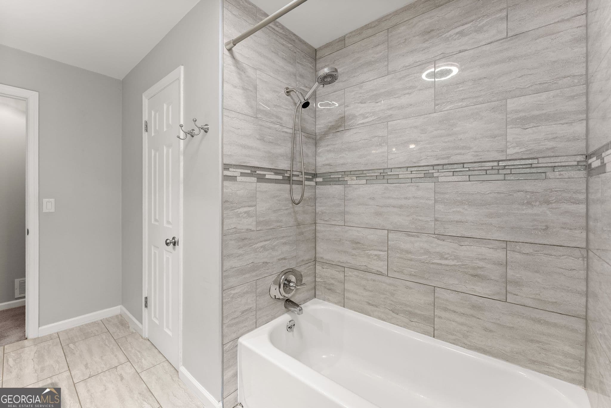 3 bedroom, 2 bathroom, 1,657 sq ft single family residence for sale at 6804 Union Hill Road, Canton, GA 30115 — photo 4
