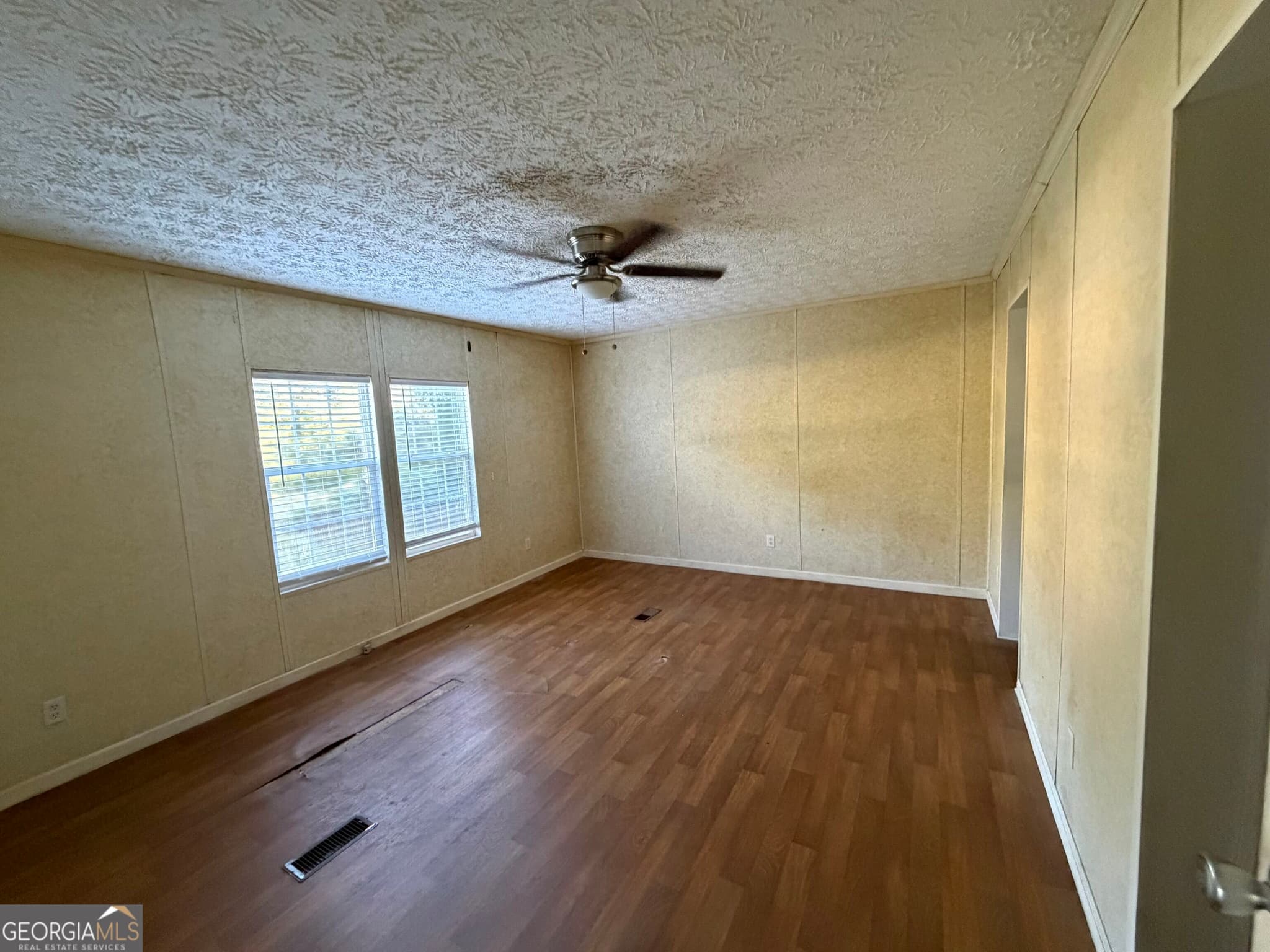5 bedroom, 3 bathroom, 2,016 sq ft manufactured home,single family residence for sale at 206 Benifield Drive, Lavonia, GA 30553 — photo 4