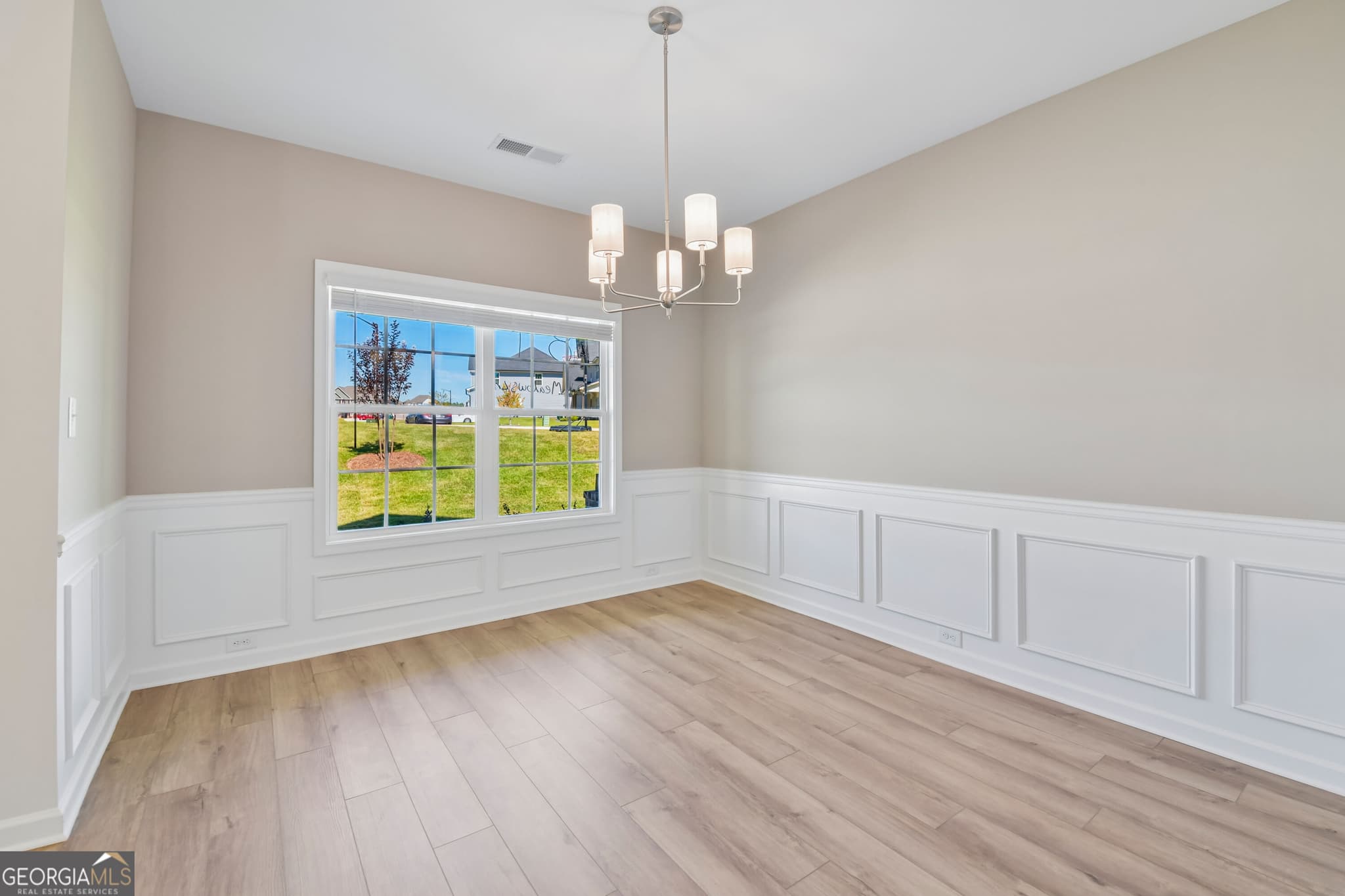 5 bedroom, 3 bathroom, 2,637 sq ft single family residence for sale at 221 Meadows Lane 189, Bonaire, GA 31005 — photo 6