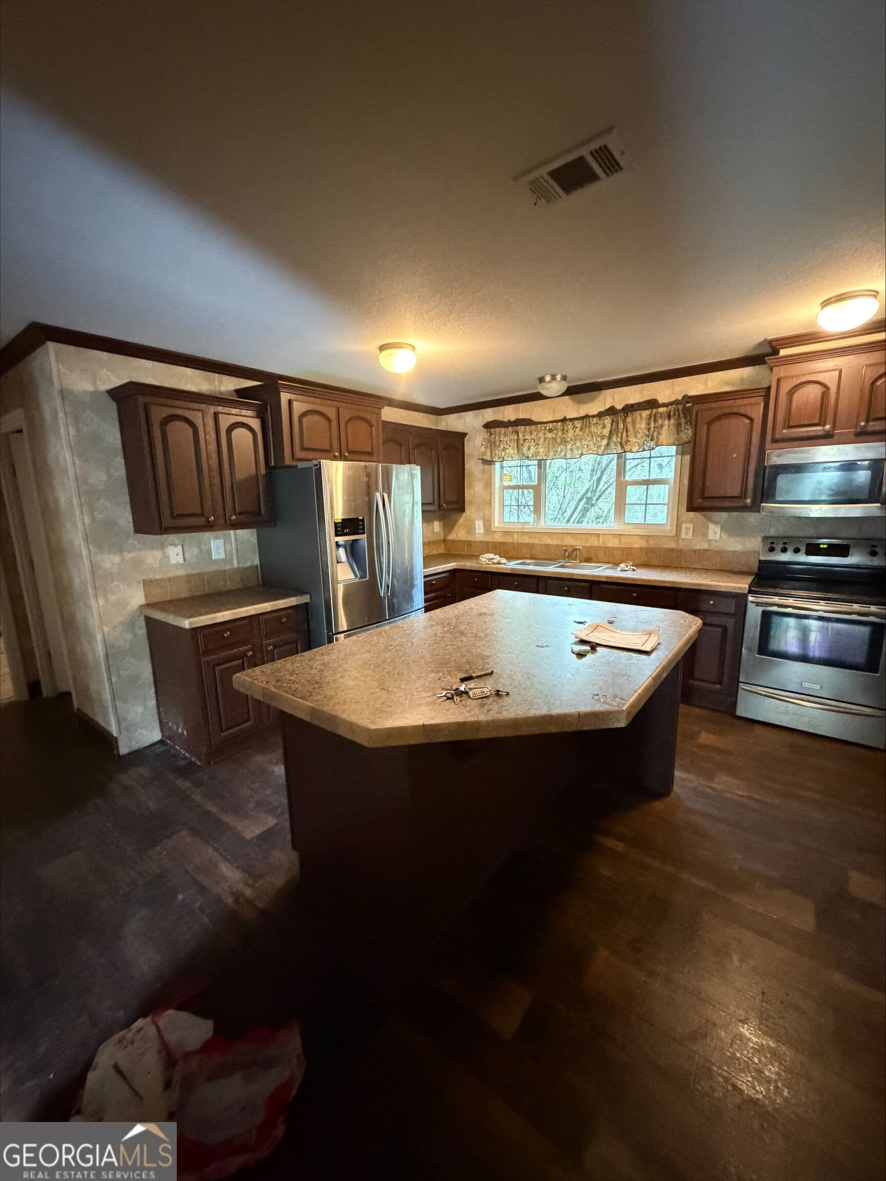 3 bedroom, 2 bathroom, 2,048 sq ft manufactured home,single family residence for sale at 124 Tanglewood Drive, Albany, GA 31705 — photo 9