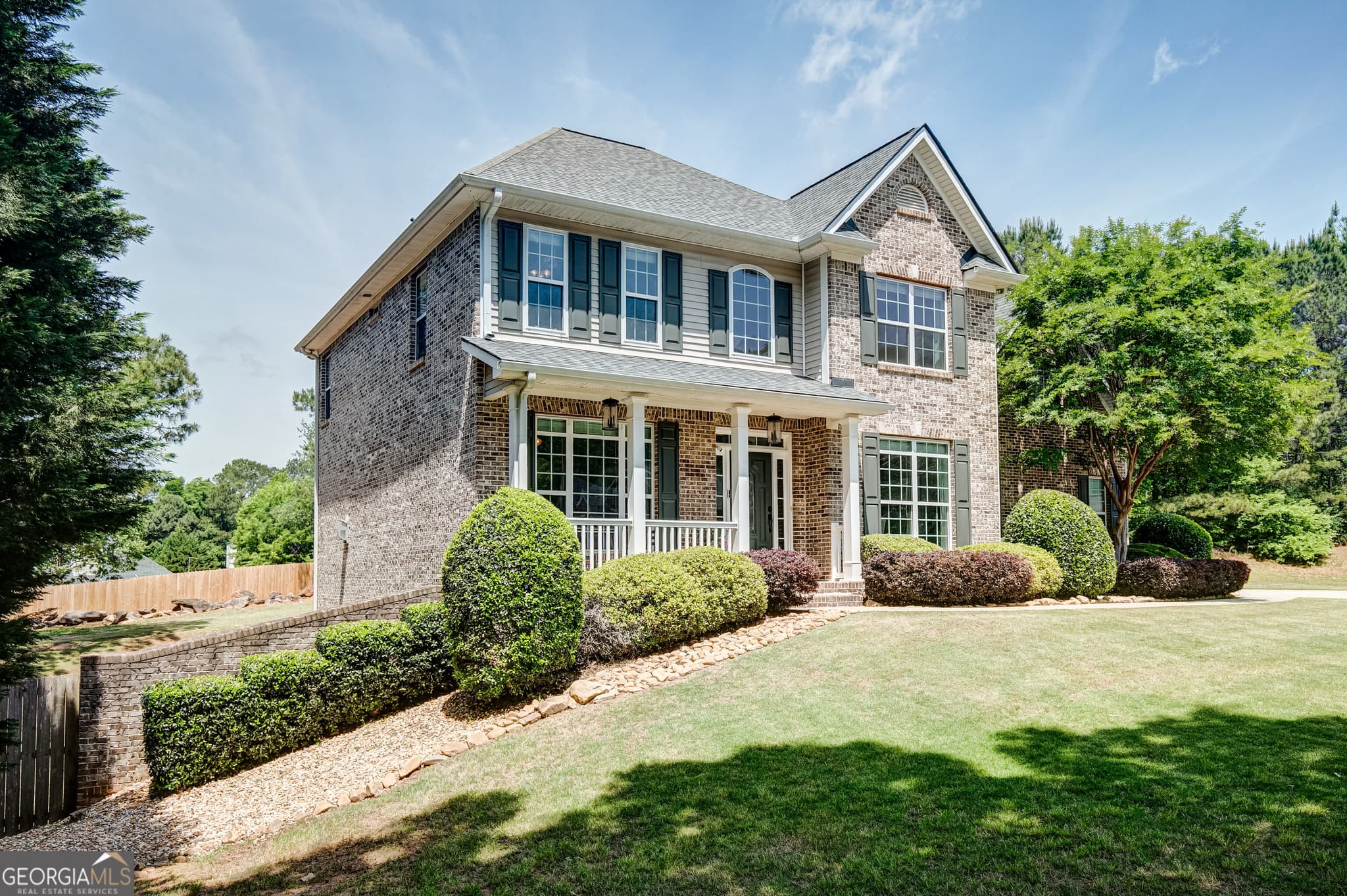 5 bedroom, 3.5 bathroom, 2,987 sq ft single family residence for sale at 305 Mary Delores Court, Senoia, GA 30276 — photo 1 of 71