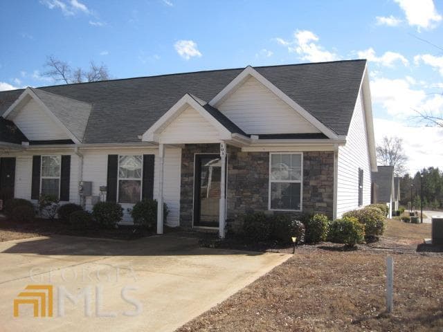 2 bedroom, 2 bathroom, 1,092 sq ft single family residence for rent at 136 Harvest Court UNIT 101, Milledgeville, GA 31061 for $1,295 a month — photo 1 of 7