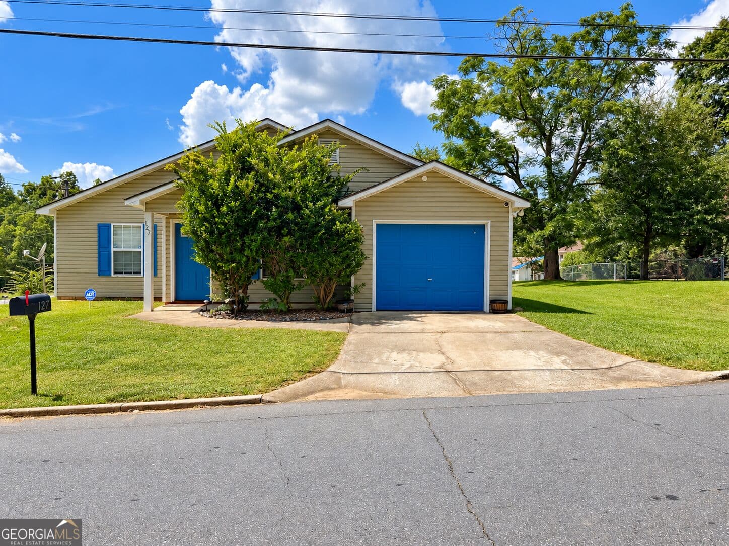 3 bedroom, 2 bathroom, 1,380 sq ft single family residence for sale at 127 3rd Street, Thomaston, GA 30286 — photo 1 of 27