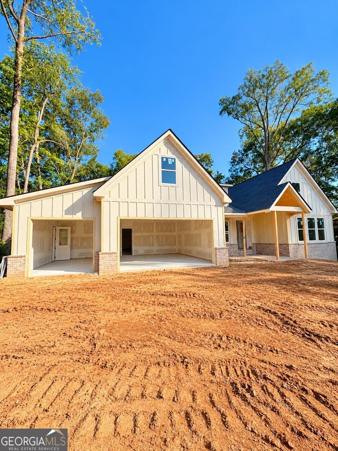 5 bedroom, 4.5 bathroom, 3,561 sq ft single family residence for sale at 5833 Abbey View Court, Clermont, GA 30527 — photo 2