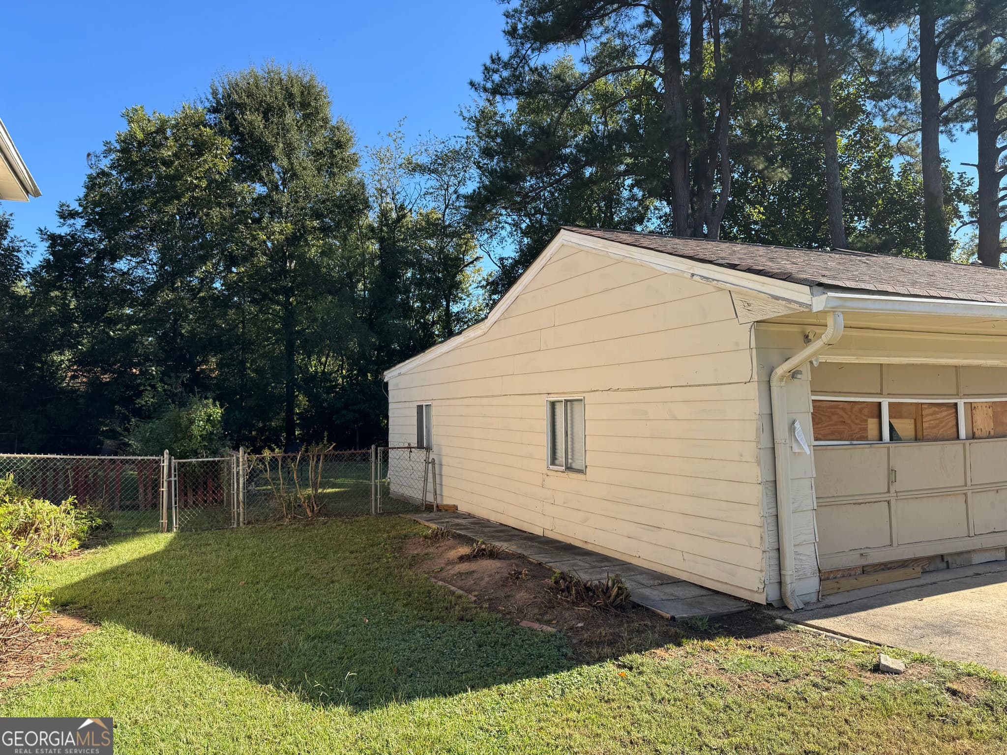 4 bedroom, 2.5 bathroom, 1,851 sq ft single family residence for sale at 2760 Pattie Court, Ellenwood, GA 30294 — photo 2