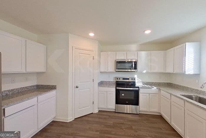 4 bedroom, 2.5 bathroom, 2,014 sq ft single family residence for rent at 108 Flat Rock Mill Trail, Warner Robins, GA 31093 for $2,245 a month — photo 5