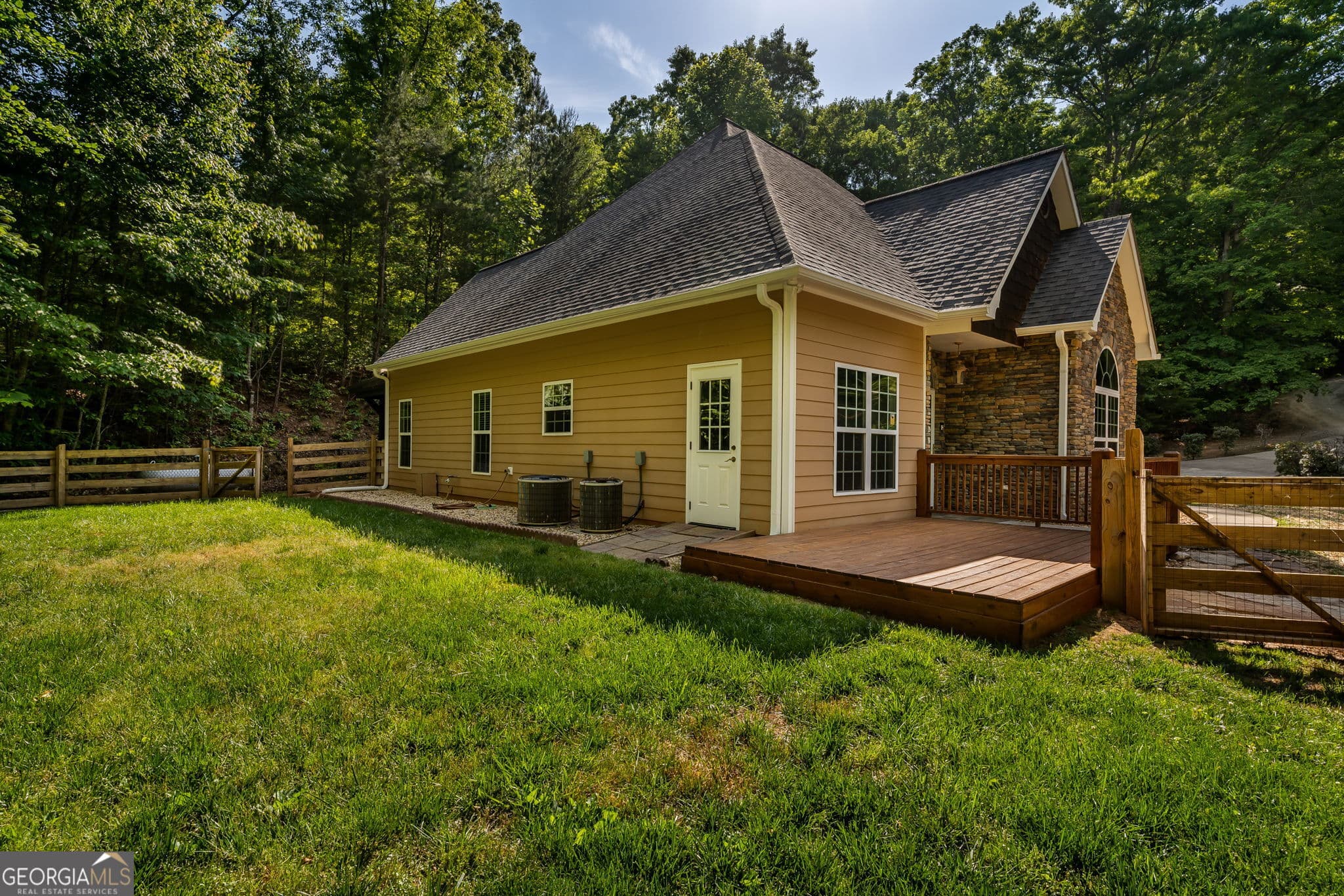 3 bedroom, 2.5 bathroom, 2,305 sq ft single family residence for sale at 201 Oakawana Trail, Blue Ridge, GA 30513 — photo 6