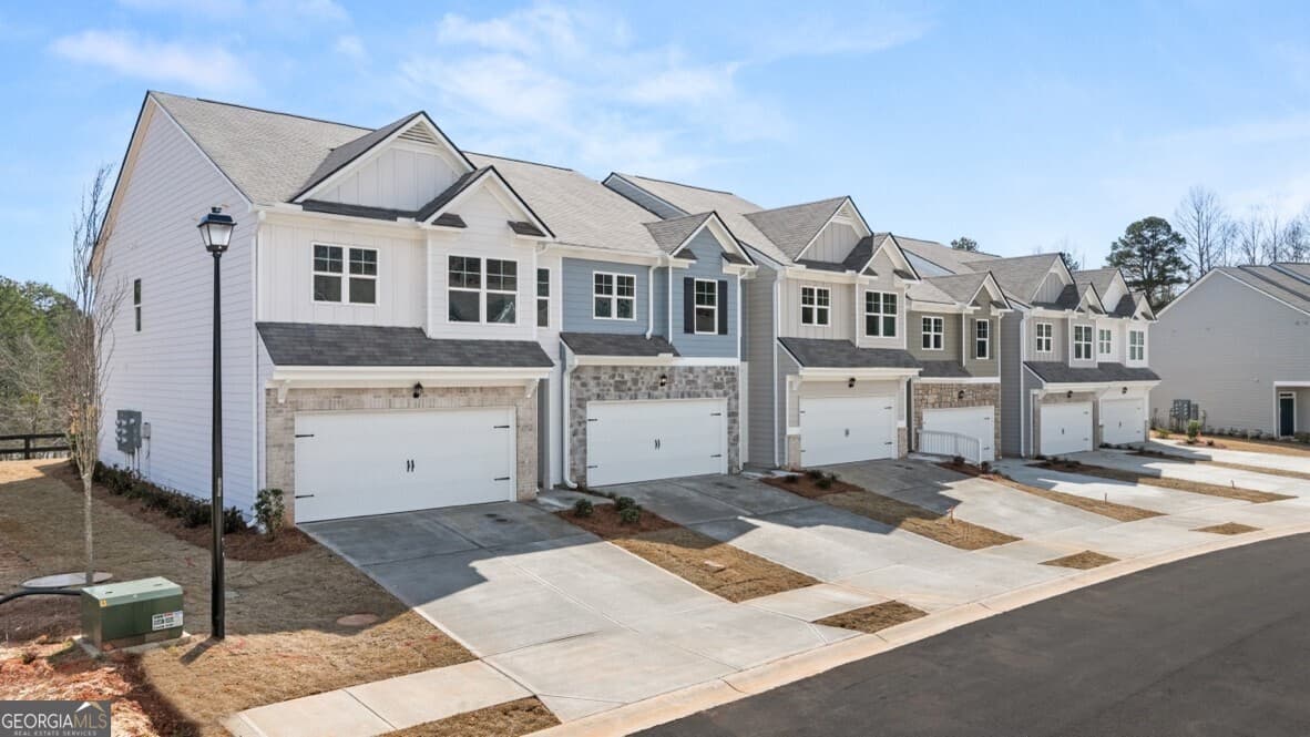 4 bedroom, 2.5 bathroom, 1,877 sq ft townhouse for sale at 4141 Kestrel Court, Gainesville, GA 30506 — photo 2