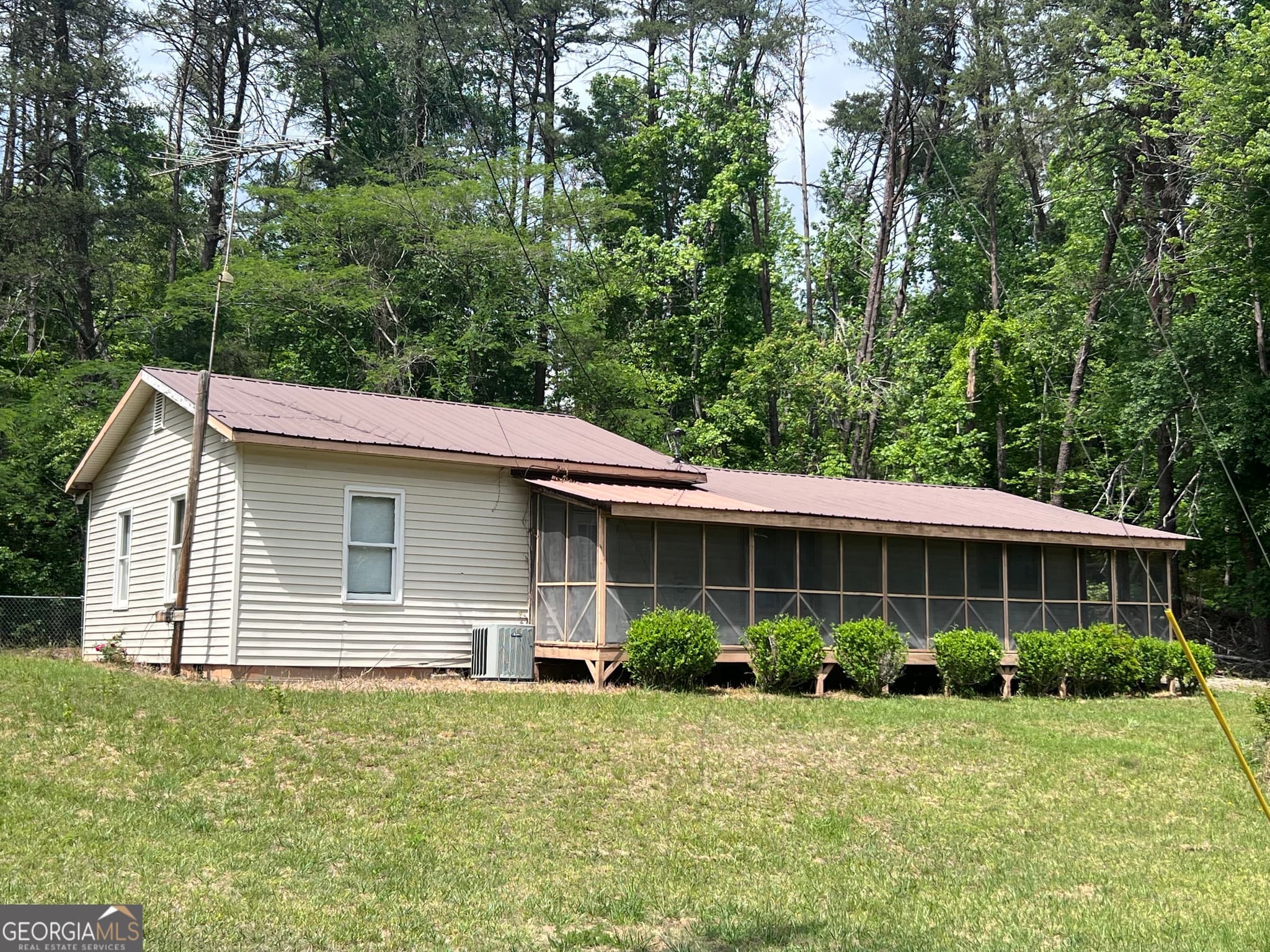 2 bedroom, 1 bathroom, 900 sq ft single family residence for rent at 844 Shorewood Circle, Toccoa, GA 30577 for $1,500 a month — photo 1 of 10