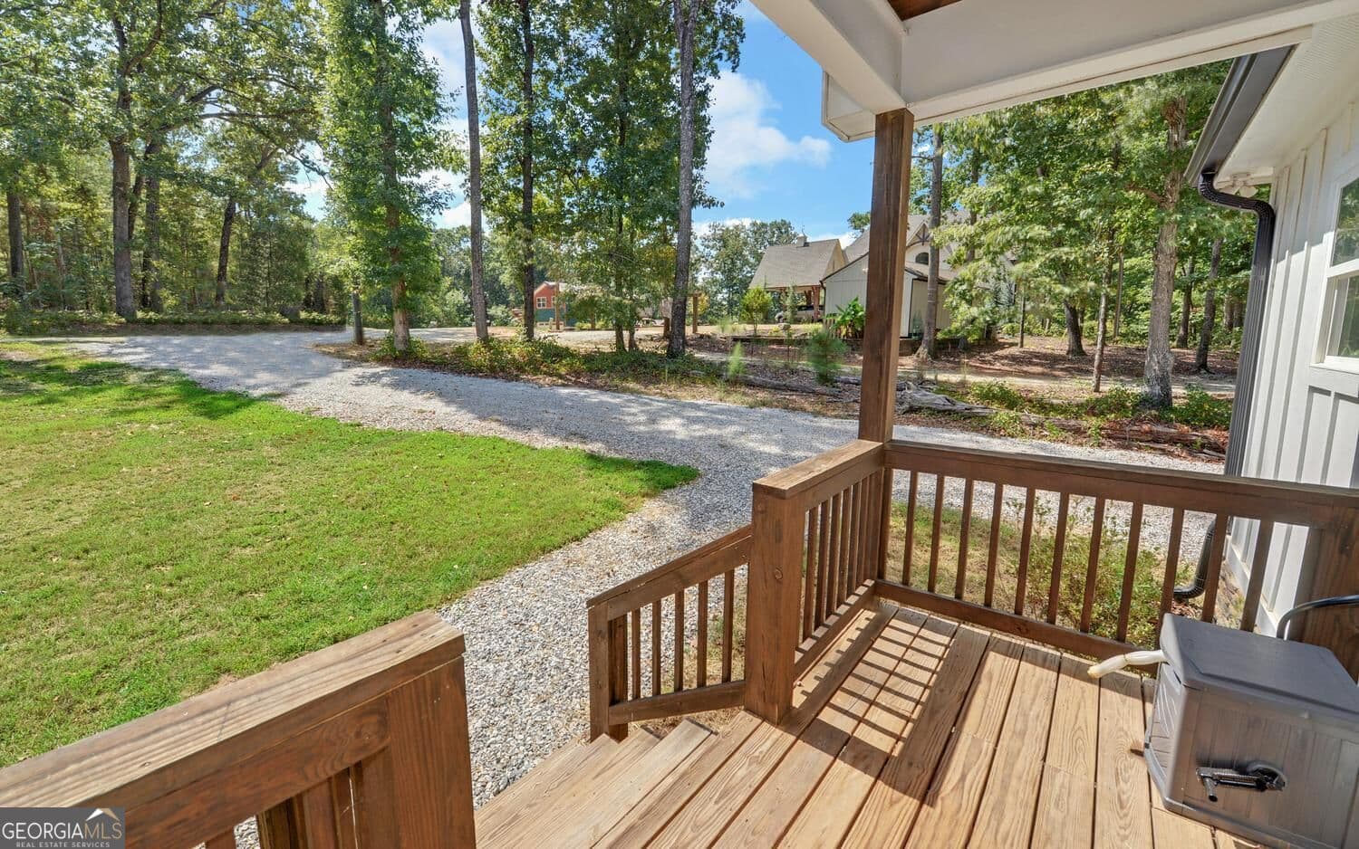 3 bedroom, 2.5 bathroom, 2,065 sq ft single family residence for sale at 322 Paradise Point Road, Hartwell, GA 30643 — photo 3