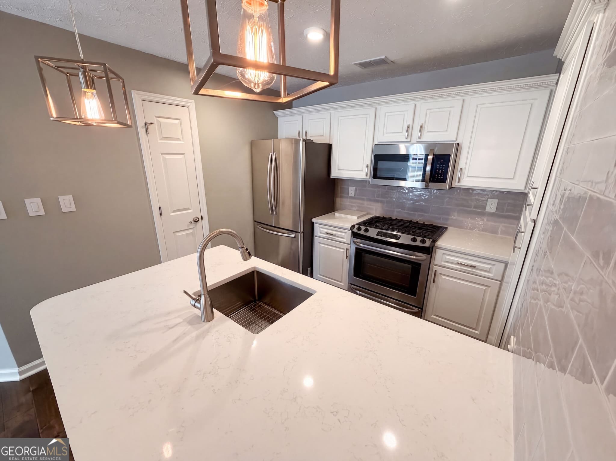 2 bedroom, 2 bathroom, 1,017 sq ft condominium for sale at 2090 River Heights Walk, Marietta, GA 30067 — photo 2