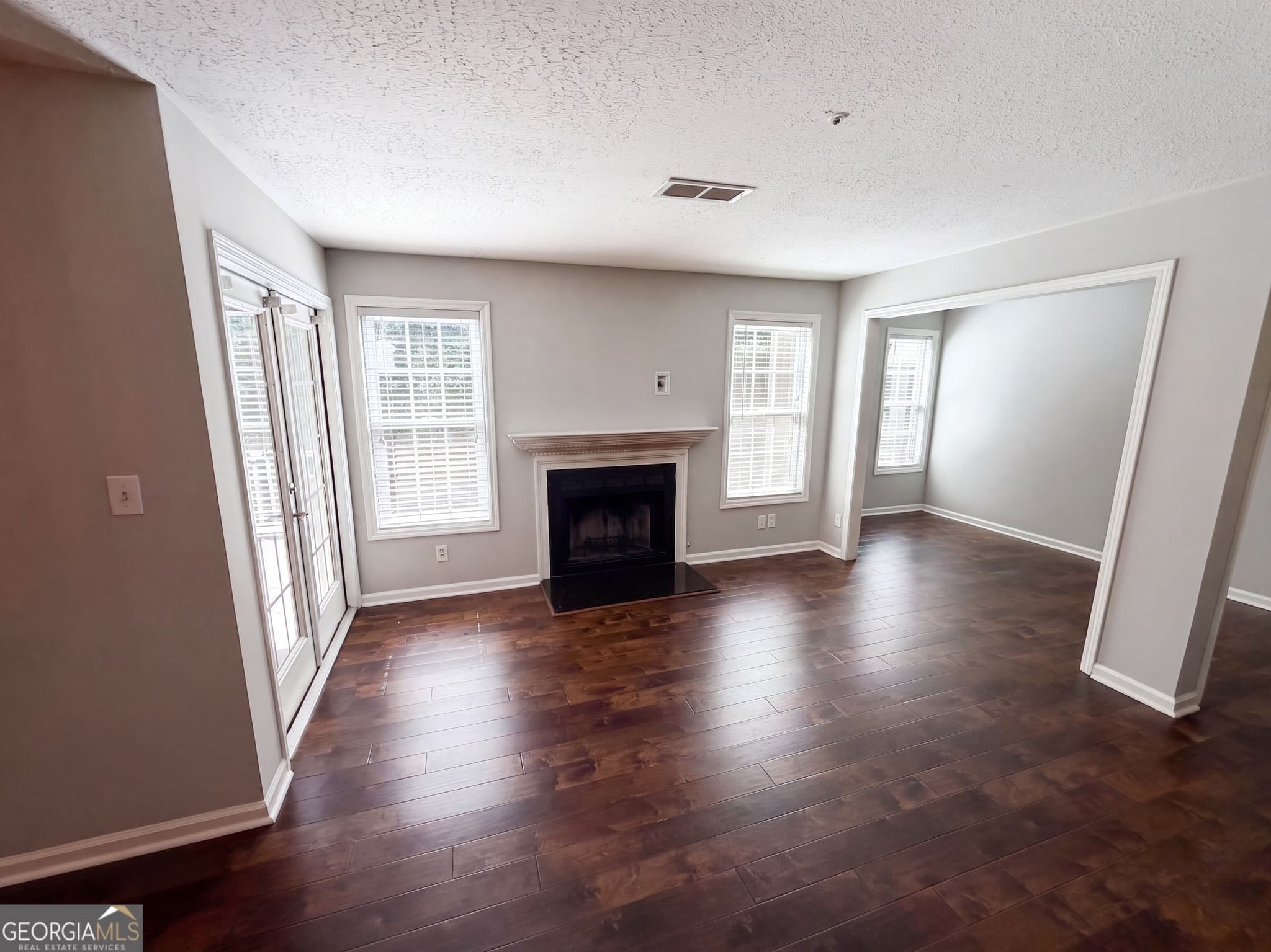 2 bedroom, 2 bathroom, 1,017 sq ft condominium for sale at 2090 River Heights Walk, Marietta, GA 30067 — photo 3