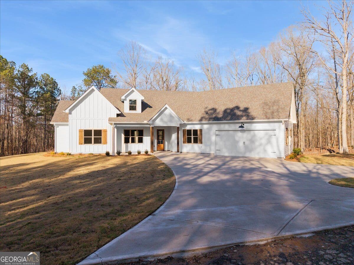 3 bedroom, 2.5 bathroom, 2,559 sq ft single family residence for sale at 115 Oak Hill Circle, Eatonton, GA 31024 — photo 1 of 38