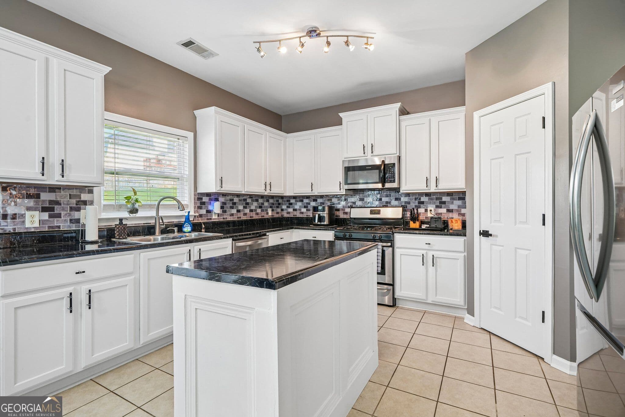 4 bedroom, 2.5 bathroom, 2,809 sq ft single family residence for sale at 105 Sagebrush Trail, Covington, GA 30014 — photo 7