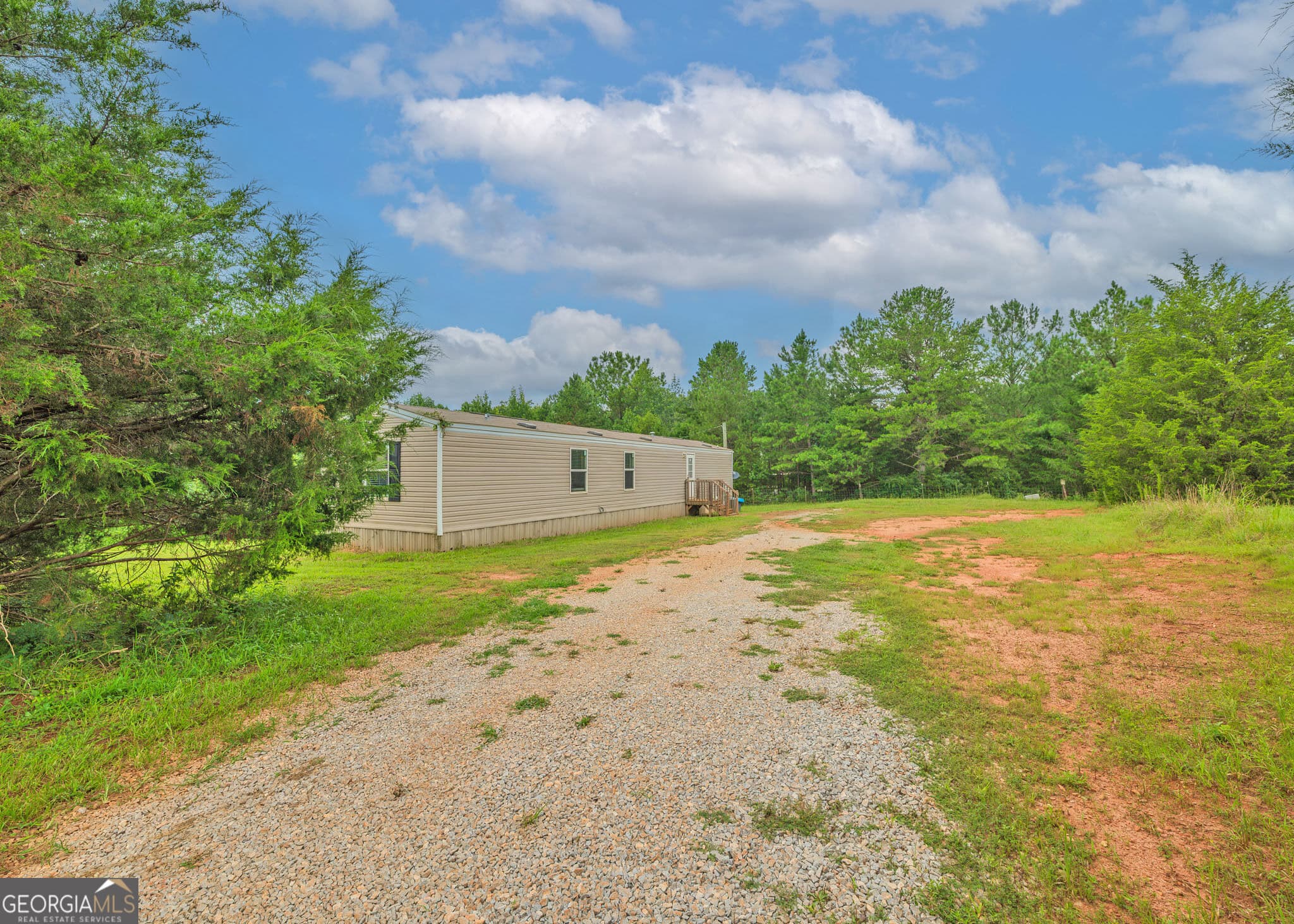 3 bedroom, 2 bathroom, 924 sq ft manufactured home,single family residence for sale at 330 Edgewater Lane, Hartwell, GA 30643 — photo 1 of 26