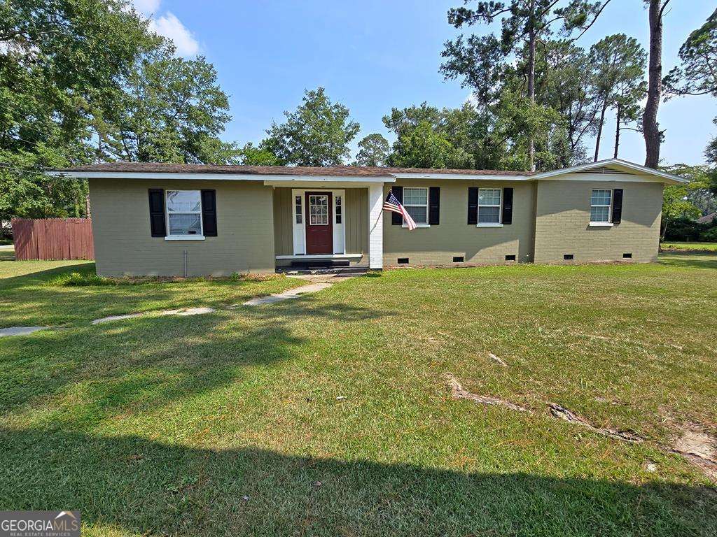 4 bedroom, 3 bathroom, 1,801 sq ft single family residence for sale at 601 Azalea Circle, Valdosta, GA 31602 — photo 2
