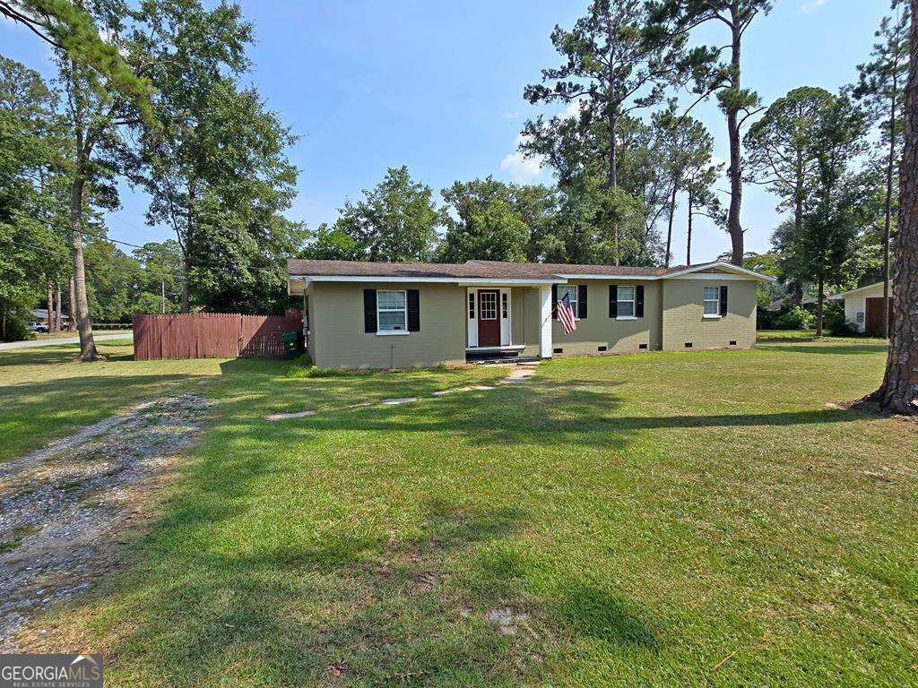 4 bedroom, 3 bathroom, 1,801 sq ft single family residence for sale at 601 Azalea Circle, Valdosta, GA 31602 — photo 3