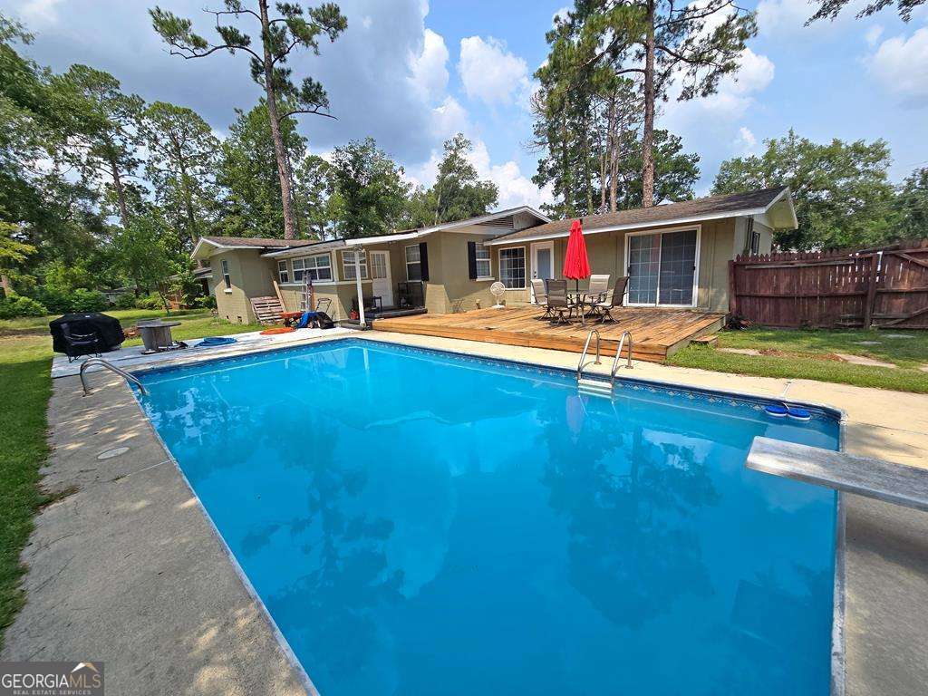 4 bedroom, 3 bathroom, 1,801 sq ft single family residence for sale at 601 Azalea Circle, Valdosta, GA 31602