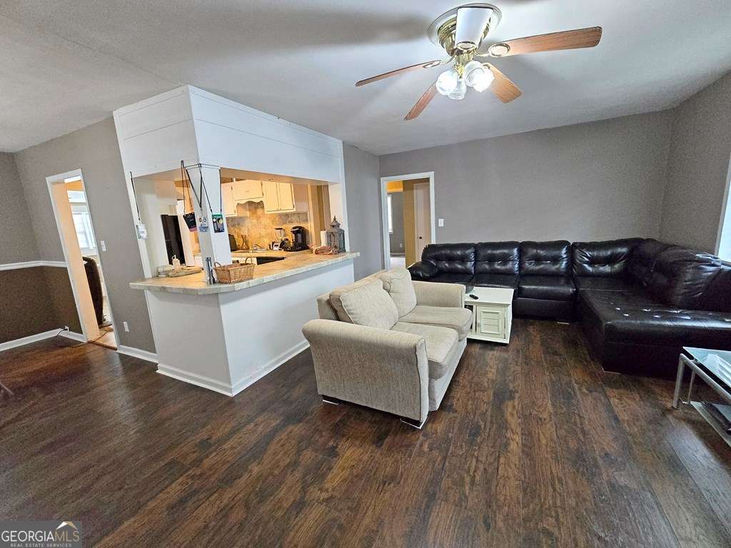 4 bedroom, 3 bathroom, 1,801 sq ft single family residence for sale at 601 Azalea Circle, Valdosta, GA 31602 — photo 4