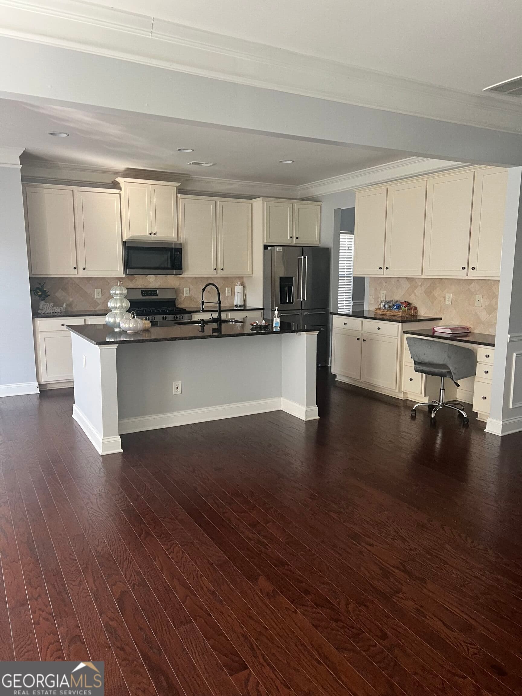 6 bedroom, 4 bathroom, 3,516 sq ft single family residence for sale at 38 Stately Oaks Drive, Cartersville, GA 30120 — photo 6