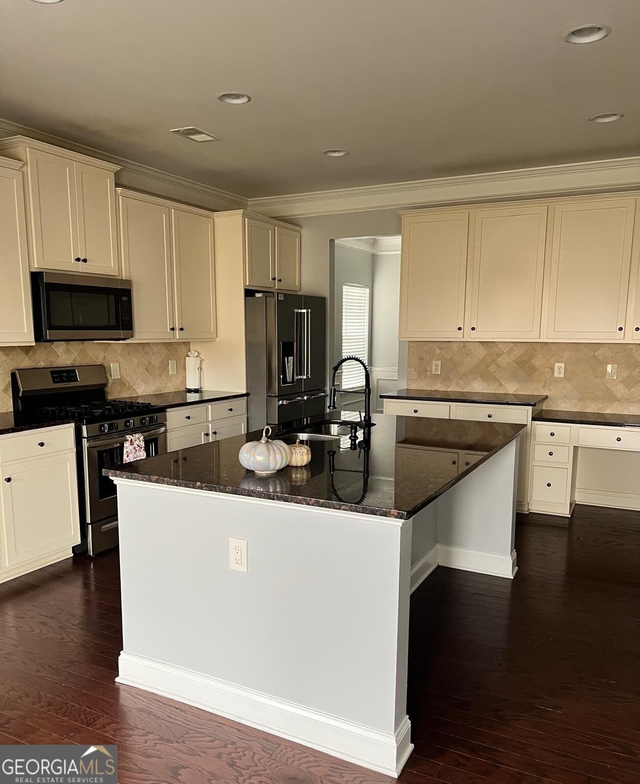 6 bedroom, 4 bathroom, 3,516 sq ft single family residence for sale at 38 Stately Oaks Drive, Cartersville, GA 30120 — photo 3