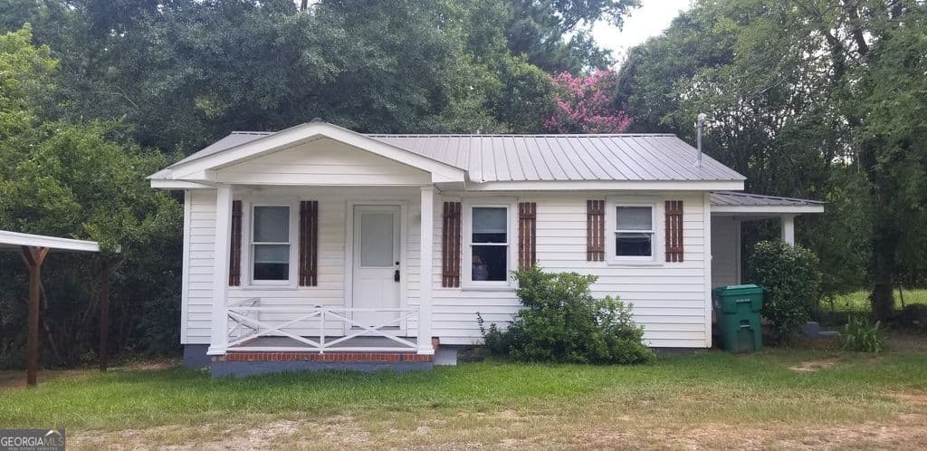 2 bedroom, 2 bathroom, 672 sq ft single family residence for sale at 121 Pine Avenue, Milledgeville, GA 31061 — photo 1 of 20