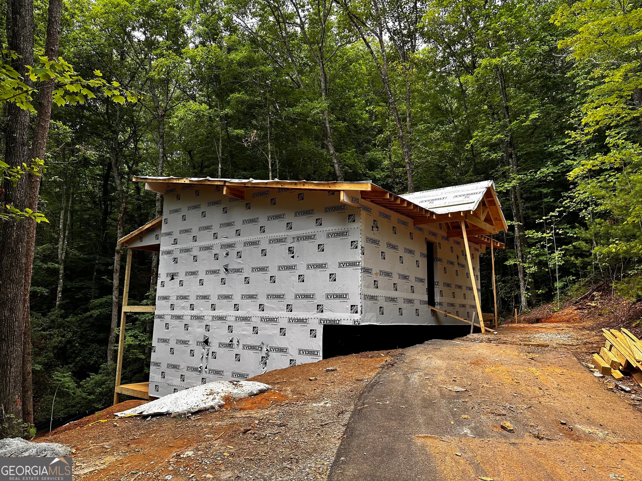 3 bedroom, 3.5 bathroom, 2,100 sq ft single family residence under contract at 374 Forest Canopy Way, Clayton, GA 30525 — photo 2