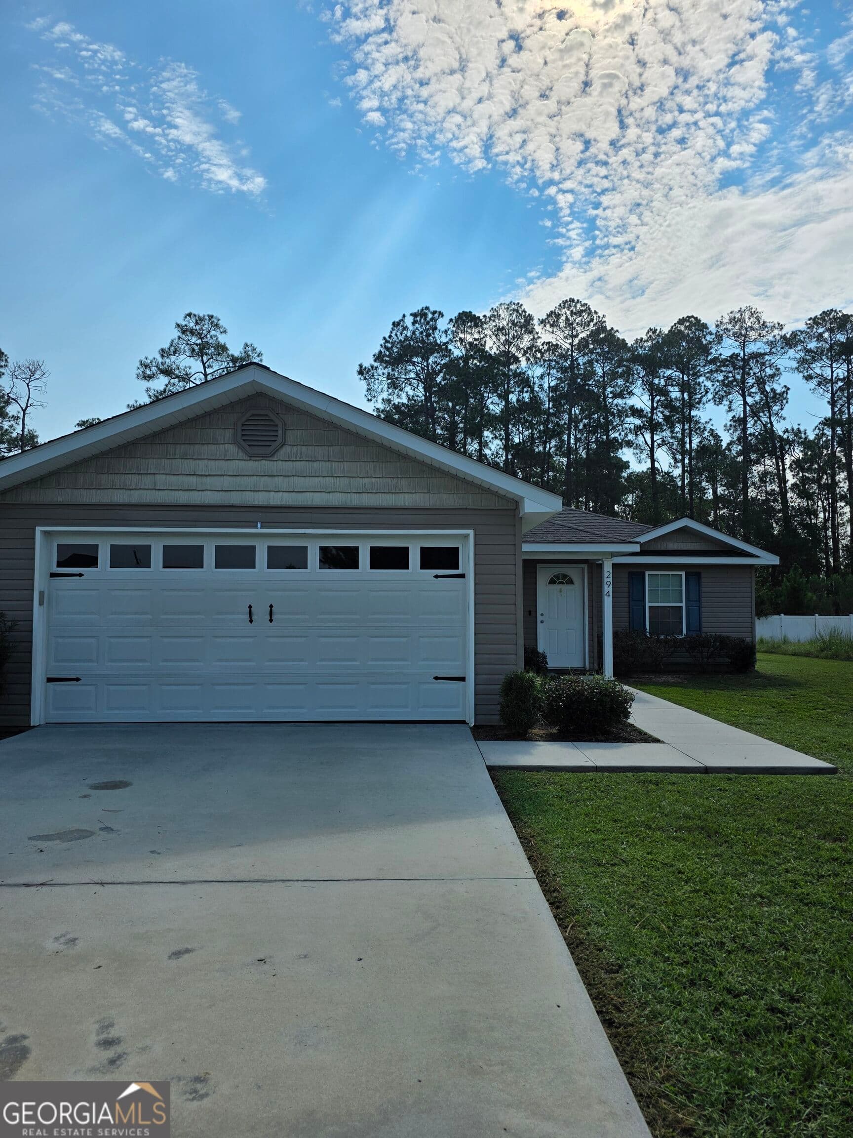 3 bedroom, 2 bathroom, 1,448 sq ft single family residence for sale at 294 Lakeside Circle, Baxley, GA 31513 — photo 2
