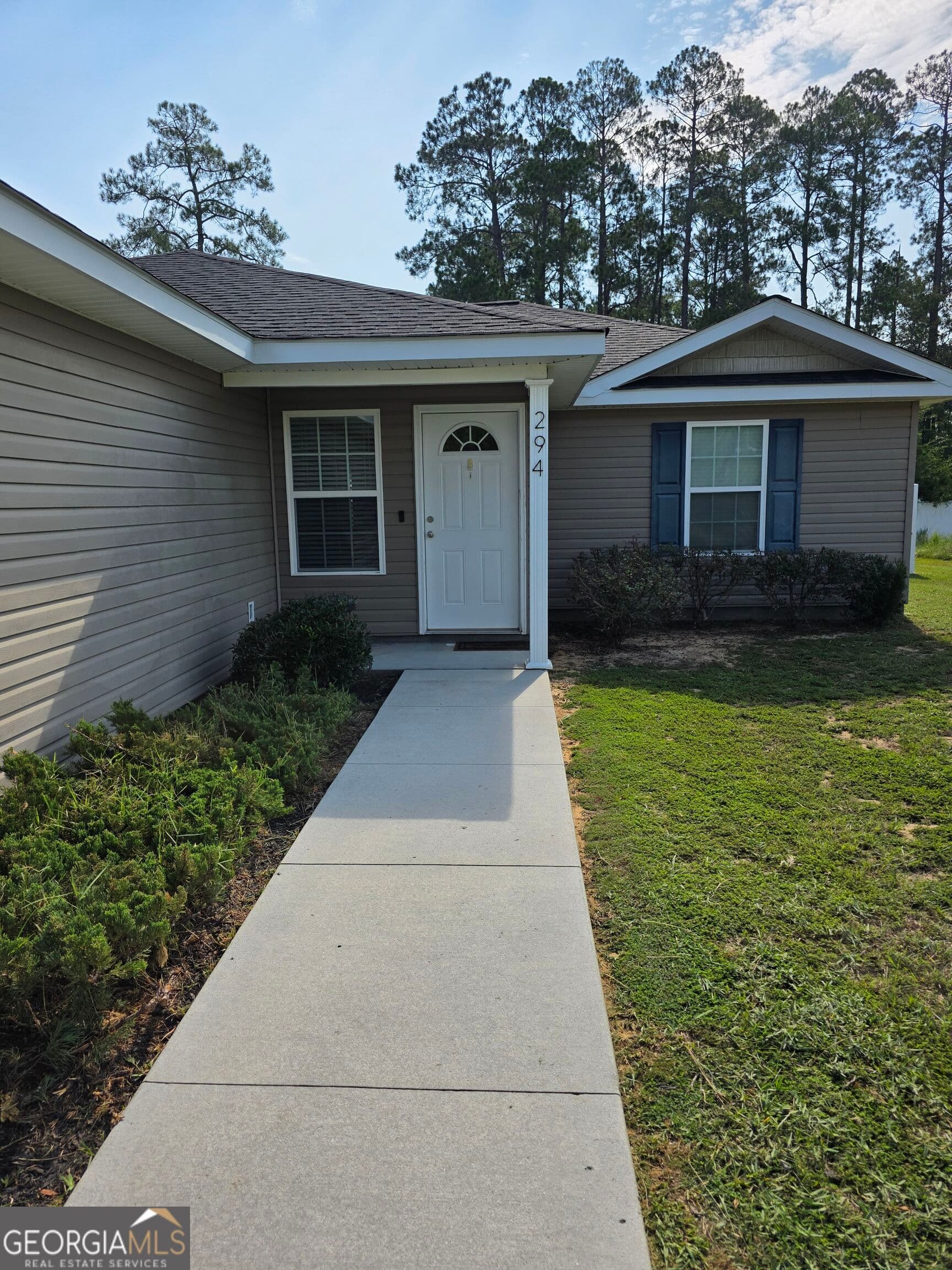 3 bedroom, 2 bathroom, 1,448 sq ft single family residence for sale at 294 Lakeside Circle, Baxley, GA 31513 — photo 3