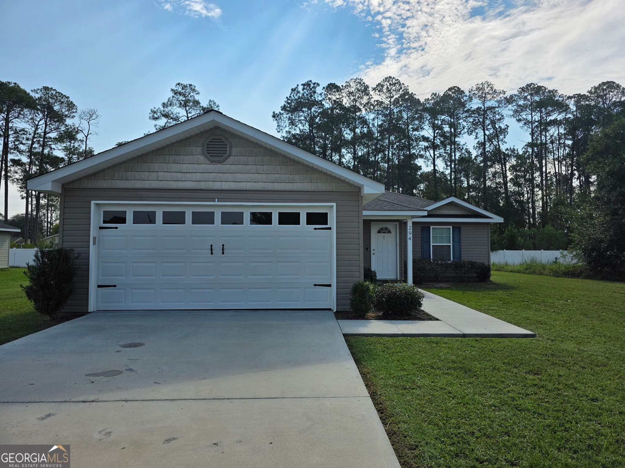 3 bedroom, 2 bathroom, 1,448 sq ft single family residence for sale at 294 Lakeside Circle, Baxley, GA 31513