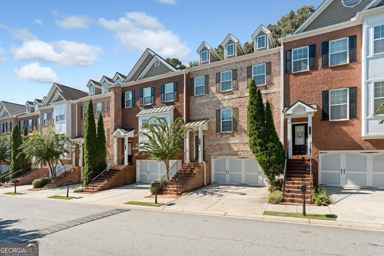 3 bedroom, 3.5 bathroom, 2,433 sq ft townhouse for sale at 3322 Cameron Trail, Peachtree Corners, GA 30092 — photo 2