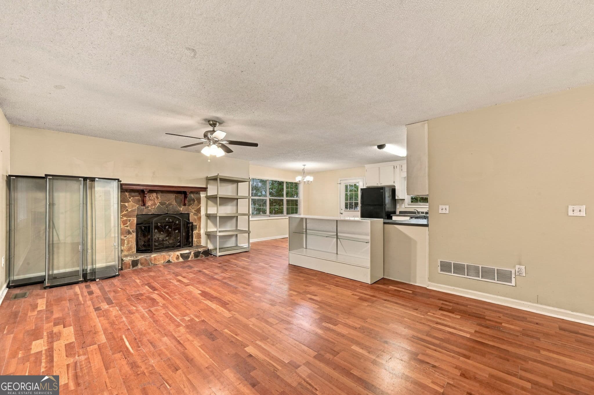 3 bedroom, 2 bathroom, 1,376 sq ft single family residence for sale at 230 Parkway Court, Dallas, GA 30157 — photo 2