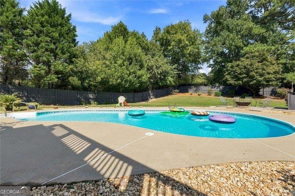 5 bedroom, 3 bathroom, 2,108 sq ft single family residence for sale at 413 Christina Way, Acworth, GA 30102 — photo 3