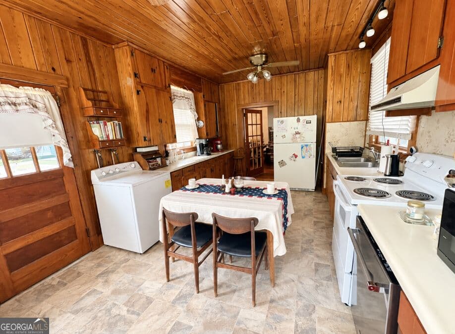 4 bedroom, 2 bathroom, 2,121 sq ft single family residence under contract at 204 W First Avenue, Sandersville, GA 31082 — photo 7
