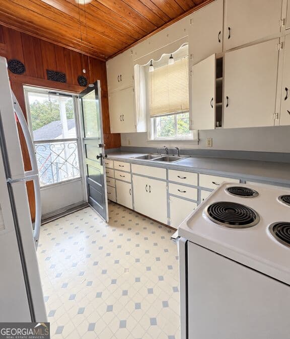 4 bedroom, 2 bathroom, 2,121 sq ft single family residence under contract at 204 W First Avenue, Sandersville, GA 31082 — photo 8