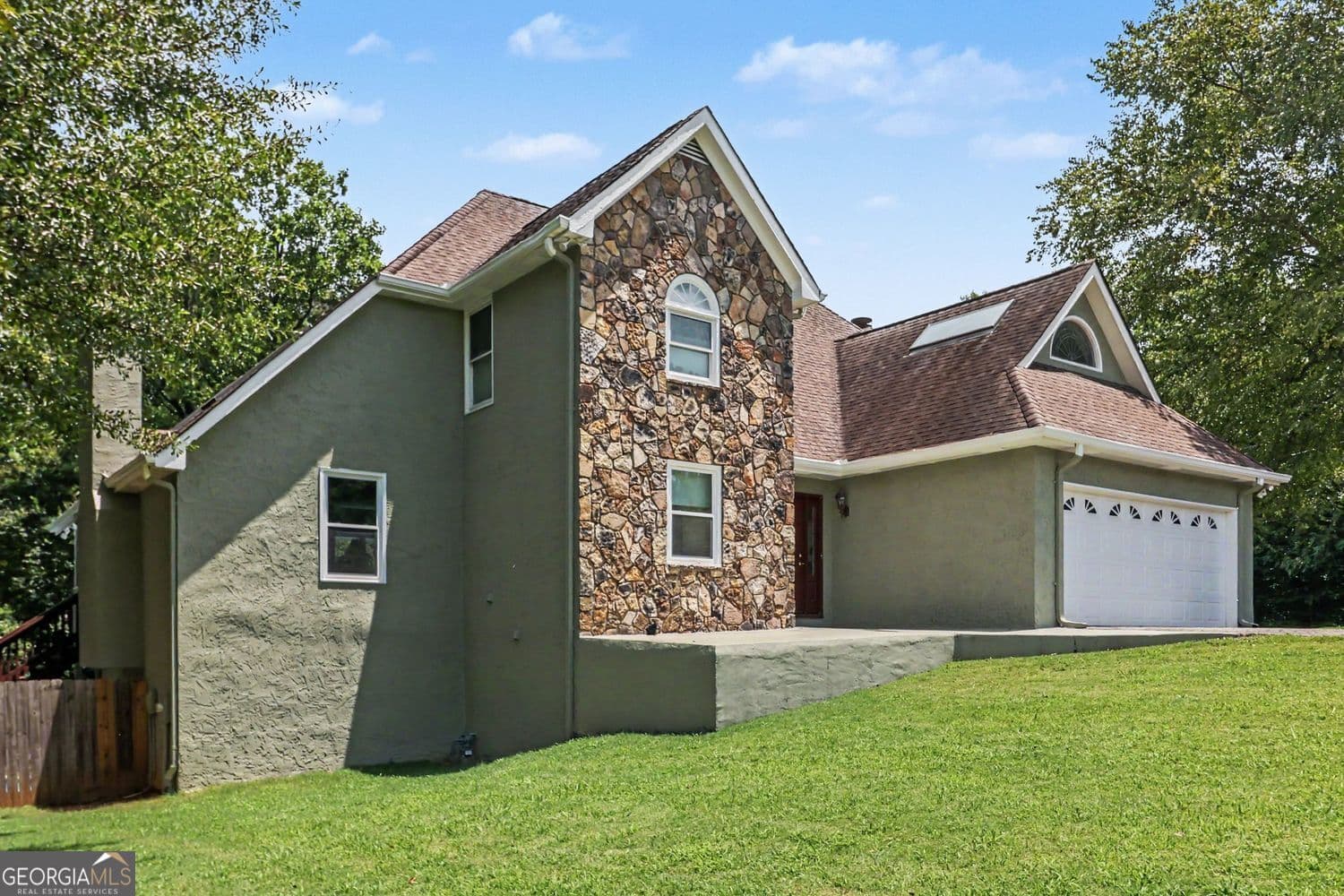 4 bedroom, 3.5 bathroom, 5,546 sq ft single family residence for sale at 3439 Grist Mill Court, Peachtree Corners, GA 30096 — photo 5