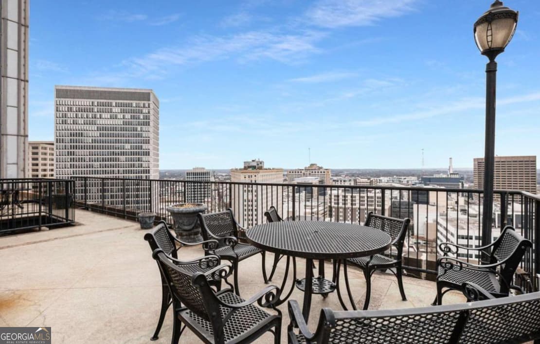 2 bedroom, 1 bathroom condominium for sale at 32 PEACHTREE 1705, Atlanta, GA 30303 — photo 4