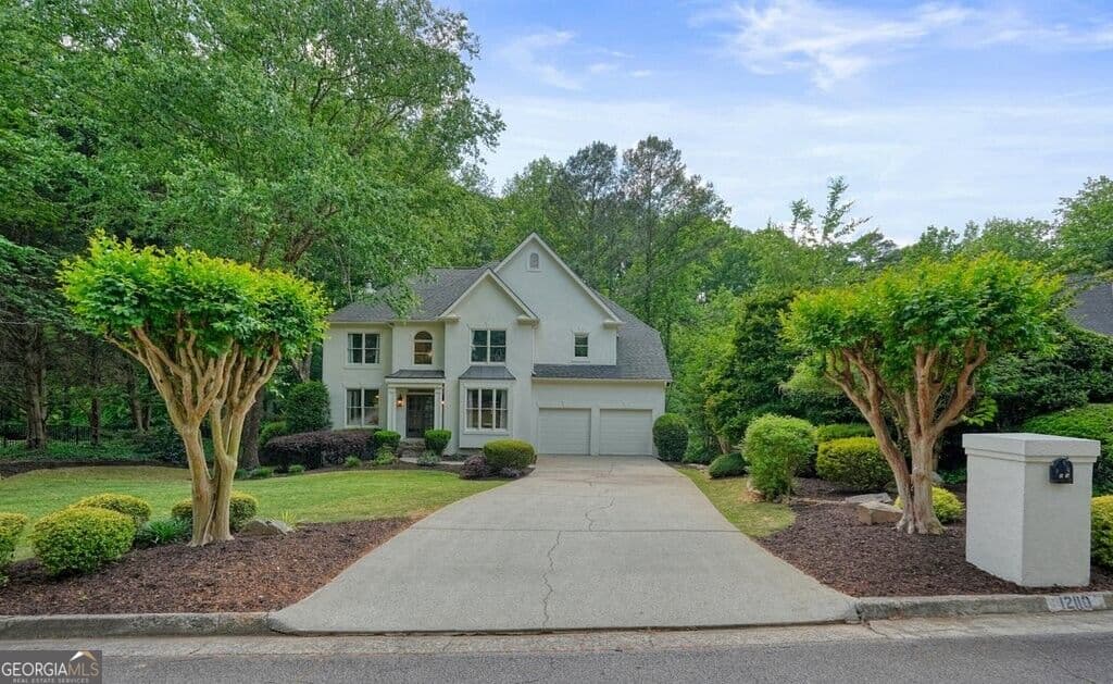 4 bedroom, 2.5 bathroom, 3,345 sq ft single family residence for sale at 12110 Lonsdale Lane, Roswell, GA 30075 — photo 2
