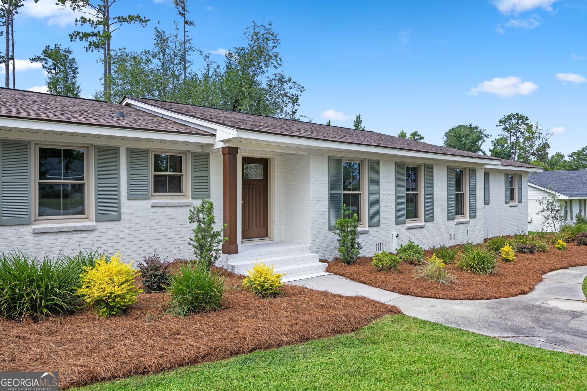 3 bedroom, 2 bathroom, 2,103 sq ft single family residence for sale at 1203 Lakeview Drive, Valdosta, GA 31602 — photo 2