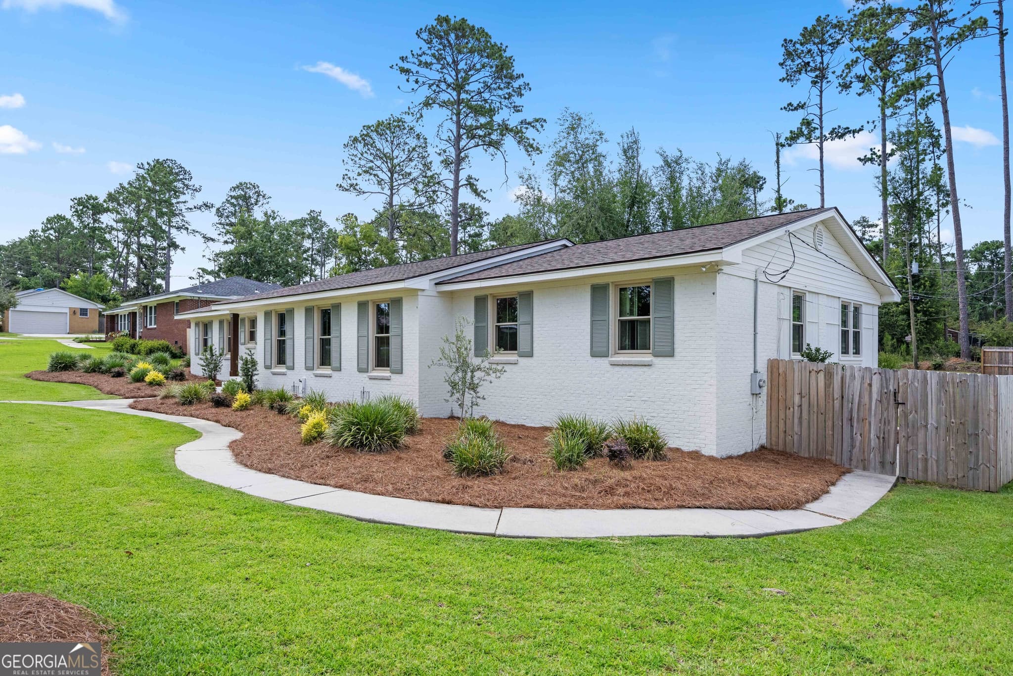 3 bedroom, 2 bathroom, 2,103 sq ft single family residence for sale at 1203 Lakeview Drive, Valdosta, GA 31602 — photo 6