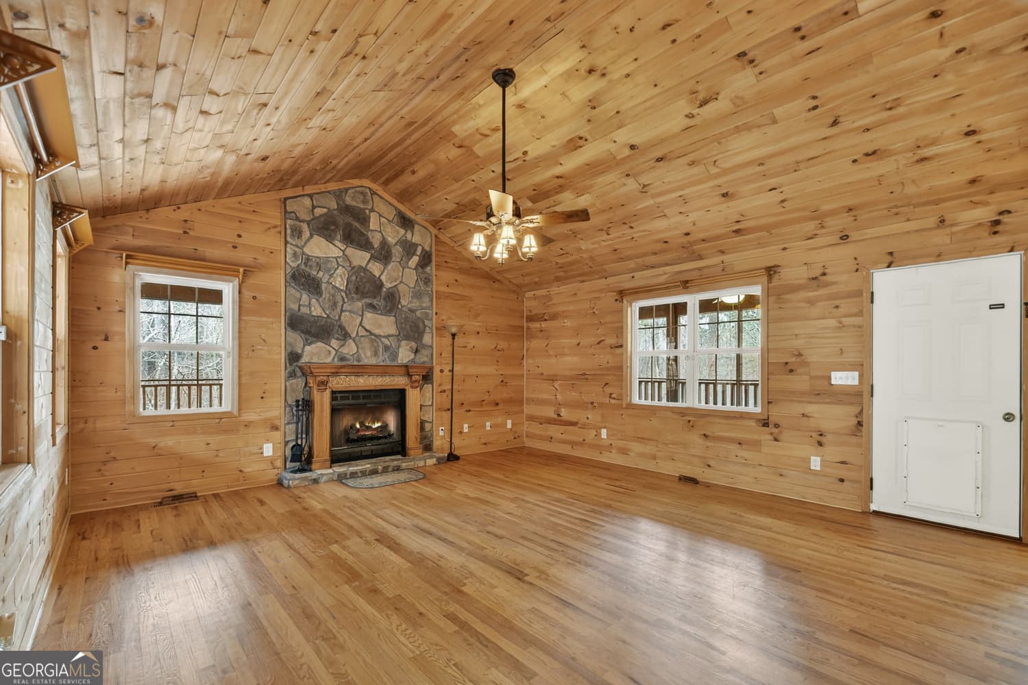 3 bedroom, 4 bathroom, 2,428 sq ft cabin,single family residence for sale at 144 Emerald Cove Drive, Ellijay, GA 30540 — photo 6