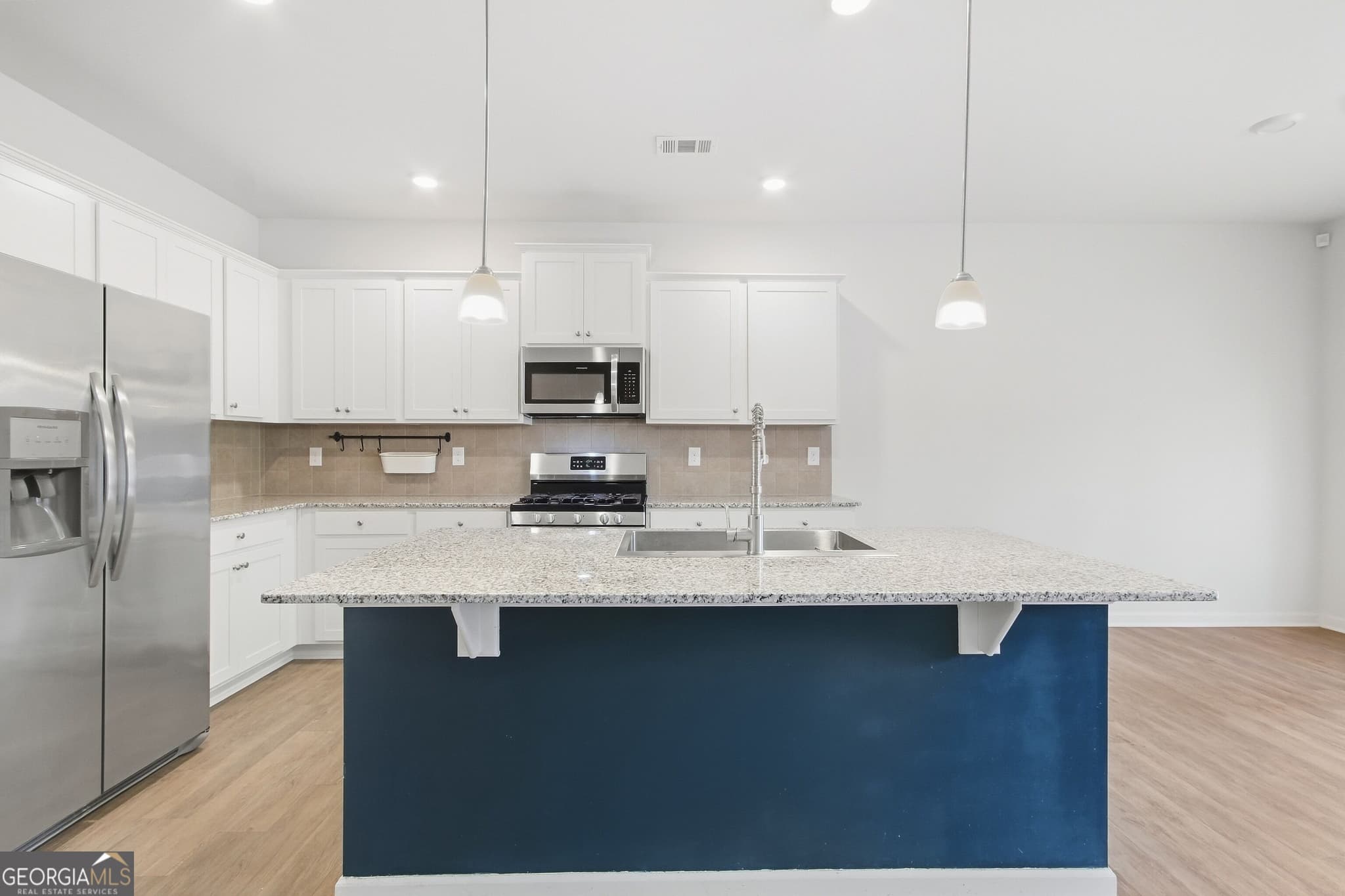 3 bedroom, 2.5 bathroom, 1,962 sq ft townhouse for sale at 208 Bluffton Court, Acworth, GA 30102 — photo 2