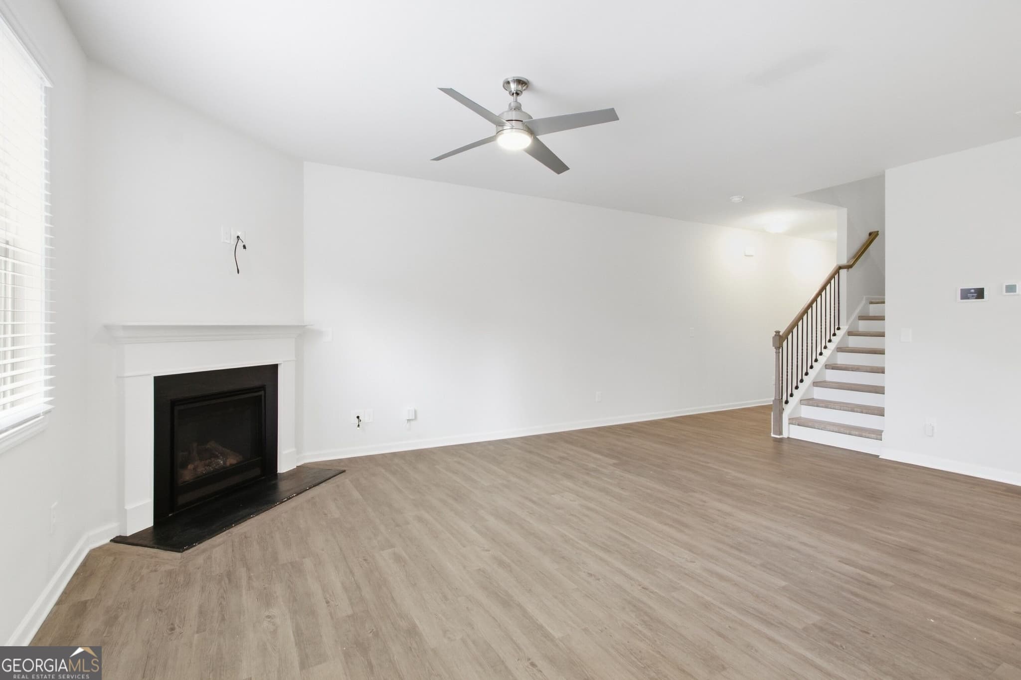 3 bedroom, 2.5 bathroom, 1,962 sq ft townhouse for sale at 208 Bluffton Court, Acworth, GA 30102 — photo 3