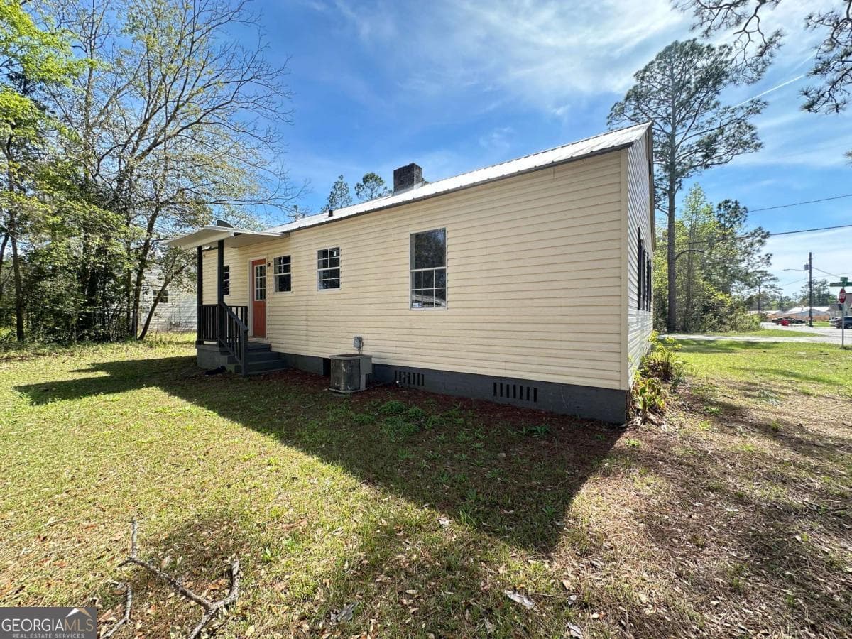 2 bedroom, 1 bathroom, 1,020 sq ft single family residence for sale at 11 Pendleton Street, Baxley, GA 31513 — photo 2