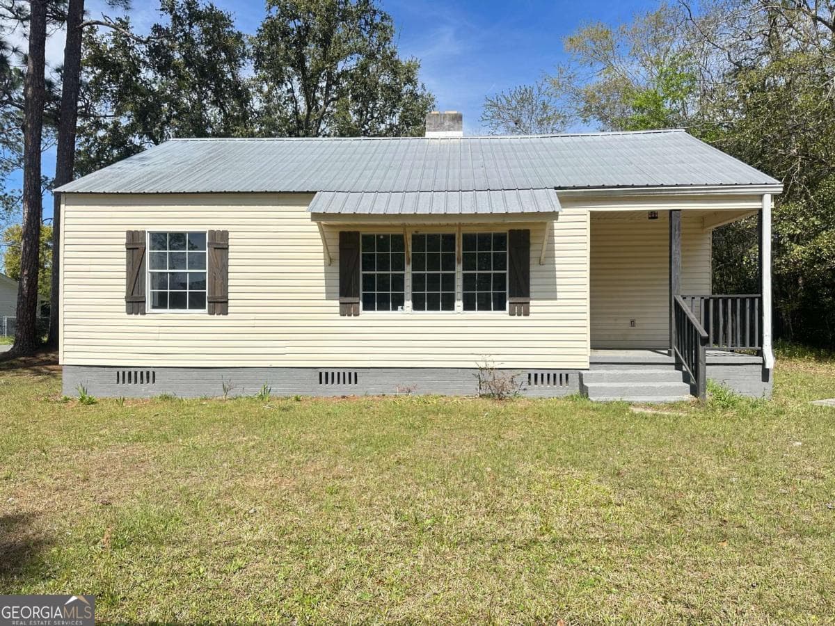 2 bedroom, 1 bathroom, 1,020 sq ft single family residence for sale at 11 Pendleton Street, Baxley, GA 31513
