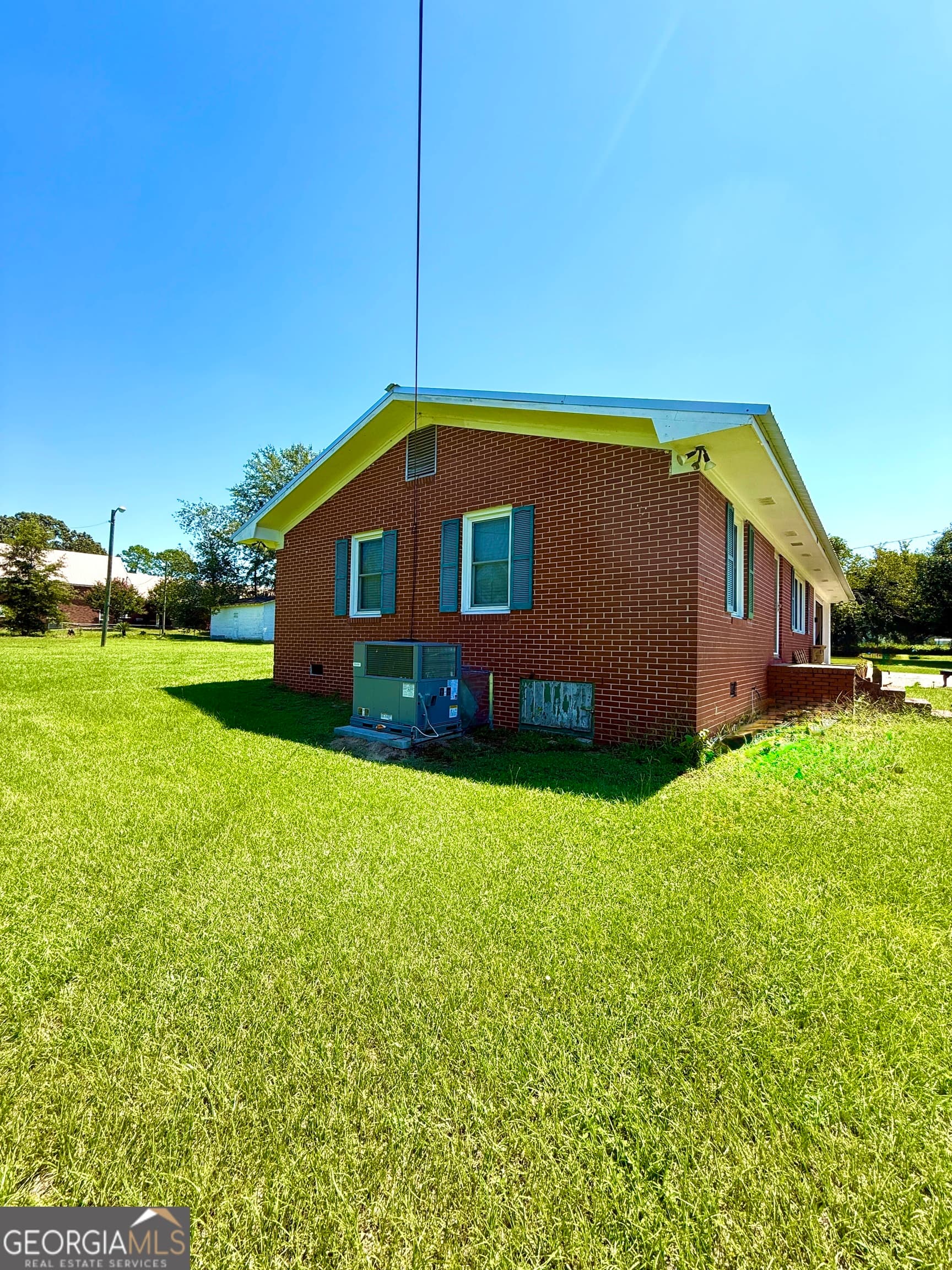 3 bedroom, 2 bathroom, 1,908 sq ft single family residence for sale at 140 Rene Lane, Cochran, GA 31014 — photo 5